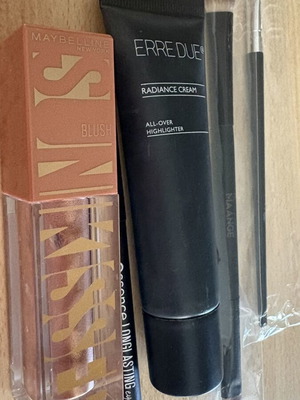 Καλλυντικά σετ καινούργιο, 5 τεμάχια με Maybelline ρουζ και Essence μολύβι