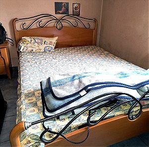 Κρεβάτι διπλό με στρώμα και κομοδίνο