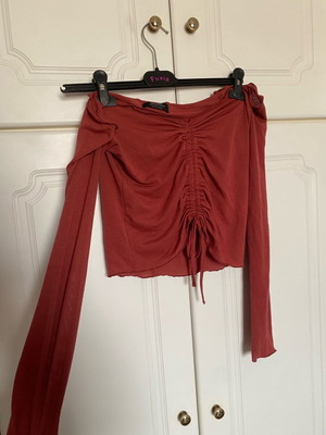 Coral Off Shoulder Long Sleeve Top Bershka like new, size M, red