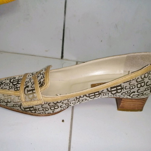 J BOURNAZOS women's pumps No37 Elvetia-5 series beige like new