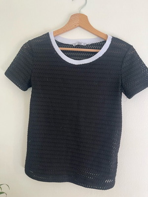 Zara black t-shirt with white collar, short sleeve, like new, size S