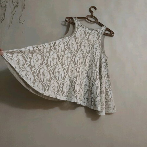 Sleeveless blouse with lace back like new, beige and white