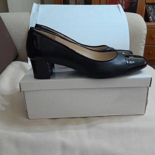 Classic black low heel pumps