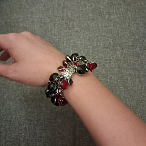 Bracelet with black and red stones adjustable size like new
