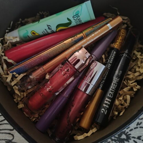 Gift box with assorted cosmetics