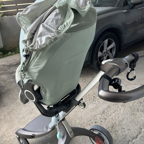 Stokke stroller used with two fabric sets, green and electric blue