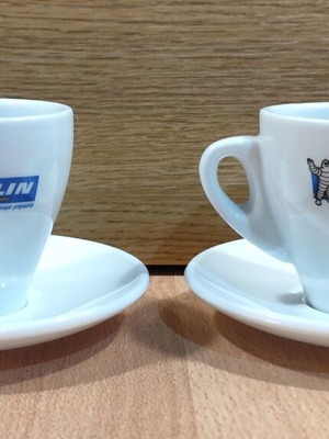 Michelin διαφημιστικό σετ 2 φλιτζανιών espresso με πιατάκια, με κάποια πολύ μικρά σημάδια