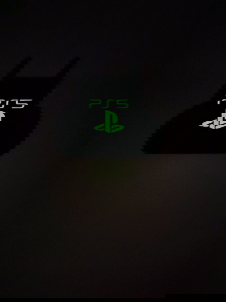 Стойка за контролер Sony PS5 от Pla, която свети в тъмното