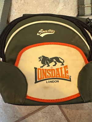 Lonsdale shoulder bag used, green in good condition