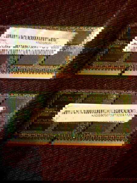 Δύο μνήμες RAM DDR3 2GB 1066MHz για laptop.