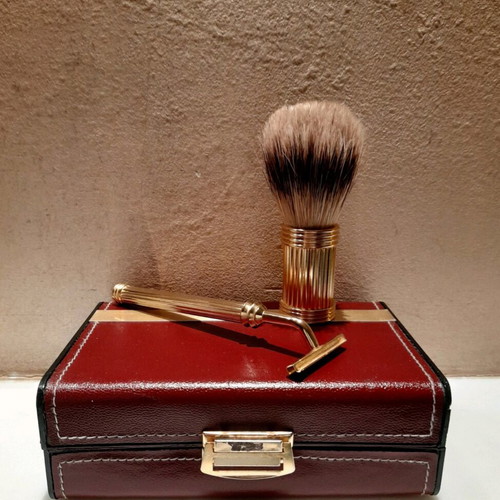 Vintage luxury shaving set like new with leather case