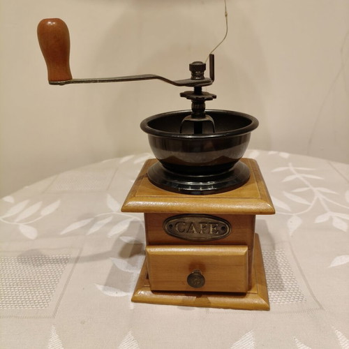 Vintage manual coffee grinder like new, wooden base