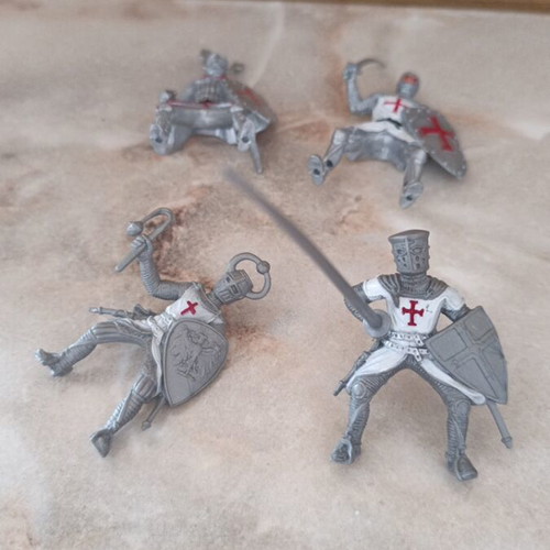 Set of 14 Crusaders and 2 Knights figures