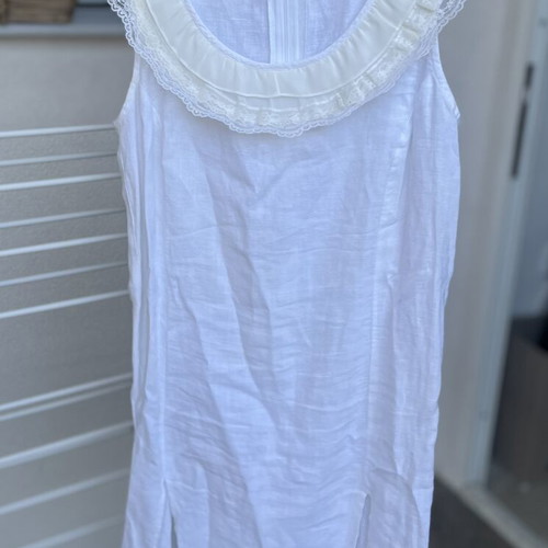 Linen knee-length dress with ecru and white lace collar