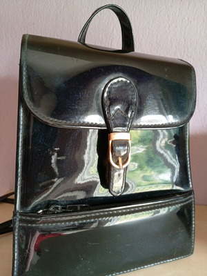 Backpack lustrin black like new, small size