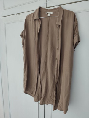 H&M Maternity Shirt with Short Sleeves like new, beige and brown, size S