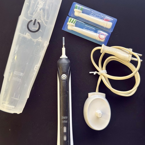Oral-B electric toothbrush like new with travelling case and charger