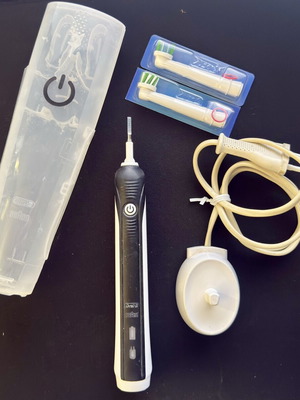 Oral-B electric toothbrush like new with travelling case and charger