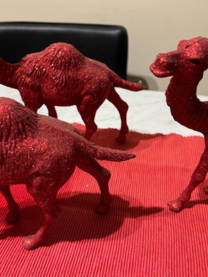 Καμήλες χριστουγεννιάτικα στολίδια με glitter, πακέτο 3, κόκκινες από Paperchase Λονδίνου