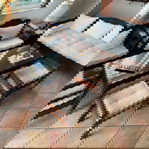 Χειροποίητο σαλόνι σετ με τετραθέσιο καναπέ, 3 πολυθρόνες, 2 σκαμπό και τραπεζάκι με τζάμι σαν καινούργιο