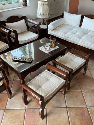 Χειροποίητο σαλόνι σετ με τετραθέσιο καναπέ, 3 πολυθρόνες, 2 σκαμπό και τραπεζάκι με τζάμι σαν καινούργιο