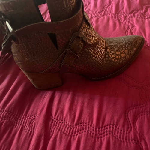 Booties gold metallic like new, size 39