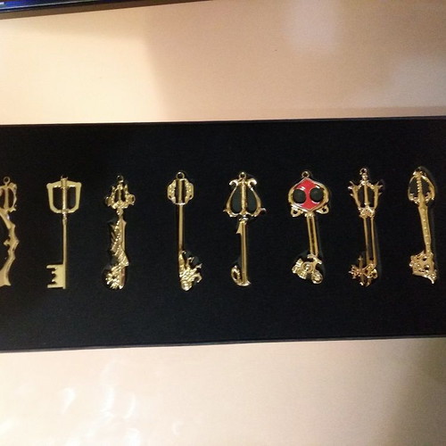 Kingdom Hearts collectible keyblade set with 8 pieces, like new
