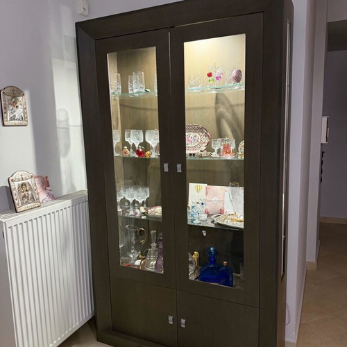 Solid wood showcase like new with solid wood and soft-close hinges