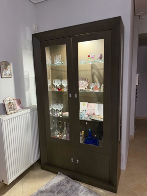 Solid wood showcase like new with solid wood and soft-close hinges