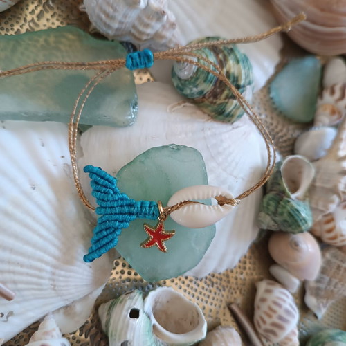 Macrame bracelet with natural shell and mermaid tail, turquoise