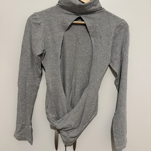 Long-sleeve bodysuit with back opening one size, like new, gray