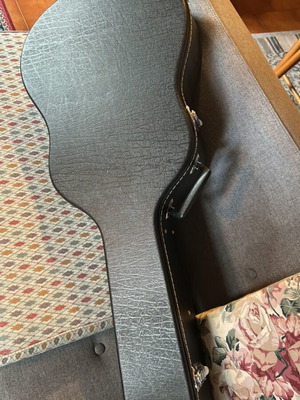 Hard guitar case used, black