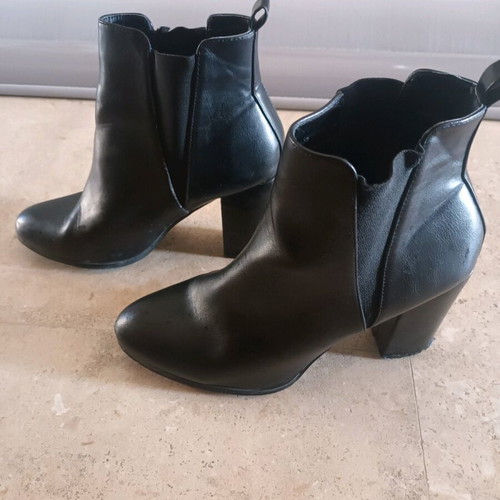 Black leather boots used, very good condition, size 39