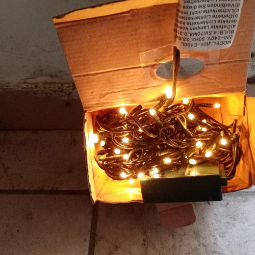 100 white Christmas lights