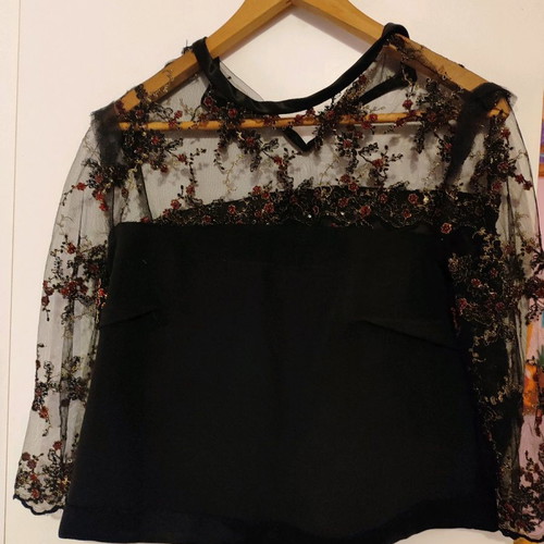 Black blouse used with three-quarter sleeves and embroidered flowers