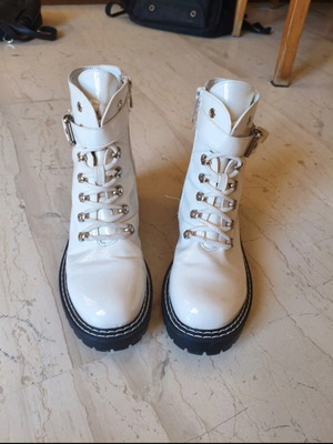 White ankle boots used, size 39, patent leather with zipper repair