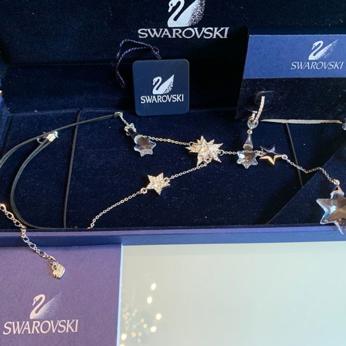 Swarovski Christmas jewelry set necklace and earrings new