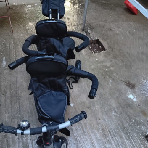 Children's double seat tricycle