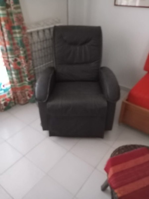 Relax armchair made of leather, like new with footrest mechanism