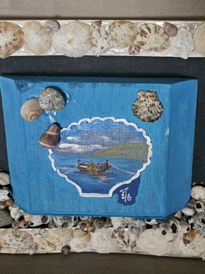 Seaside frame with painting and shells like new