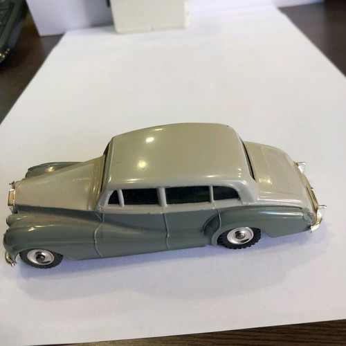 Dinky Toys 150 Rolls Royce Silver Wraith miniature like new, collectible 1960