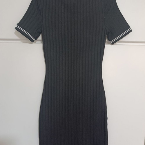 Black fitted dress with short sleeves and white details H&M like new