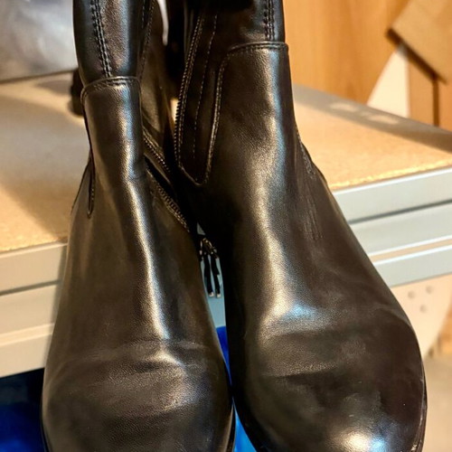 Leather black boots new, size 38