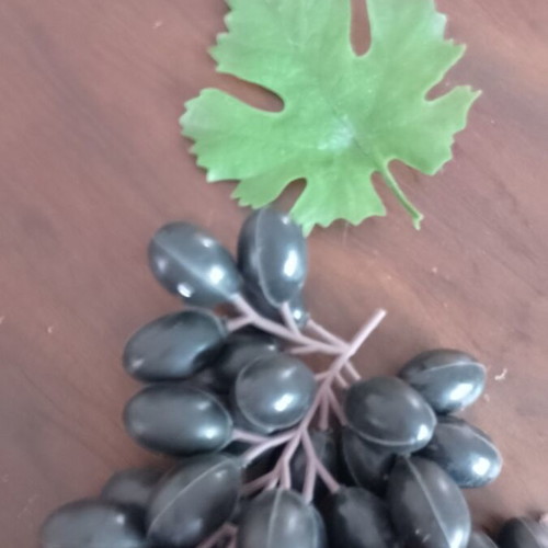 Plastic grapes lifesize, like new, two bunches