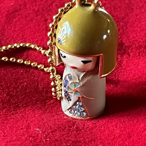 Μενταγιόν Kimmidoll Collection Yasuko με πέτρες Swarovski, σμάλτο και επιχρύσωση σαν καινούργιο