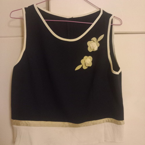 Sleeveless top like new with elegant details, size M