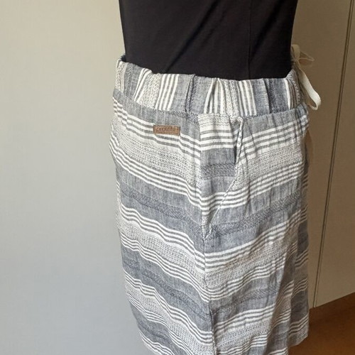 Protest mini skirt size L, like new, gray and white