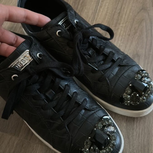 Guess γυναικεία sneakers σαν καινούργια, νούμερο 41, μαύρα με πέτρες