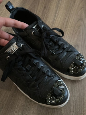 Guess γυναικεία sneakers σαν καινούργια, νούμερο 41, μαύρα με πέτρες