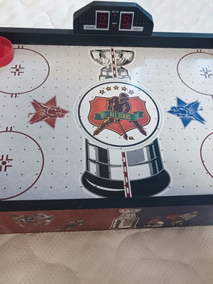 Τραπέζι air hockey με κόκκινη και μπλε επιφάνεια παιχνιδιού